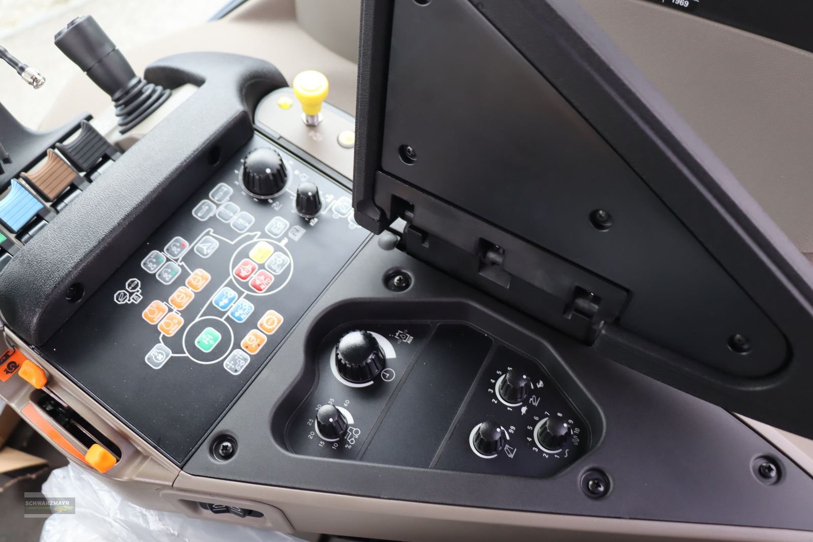 Traktor of the type Case IH Puma 165 CVX, Neumaschine in Aurolzmünster (Picture 17)