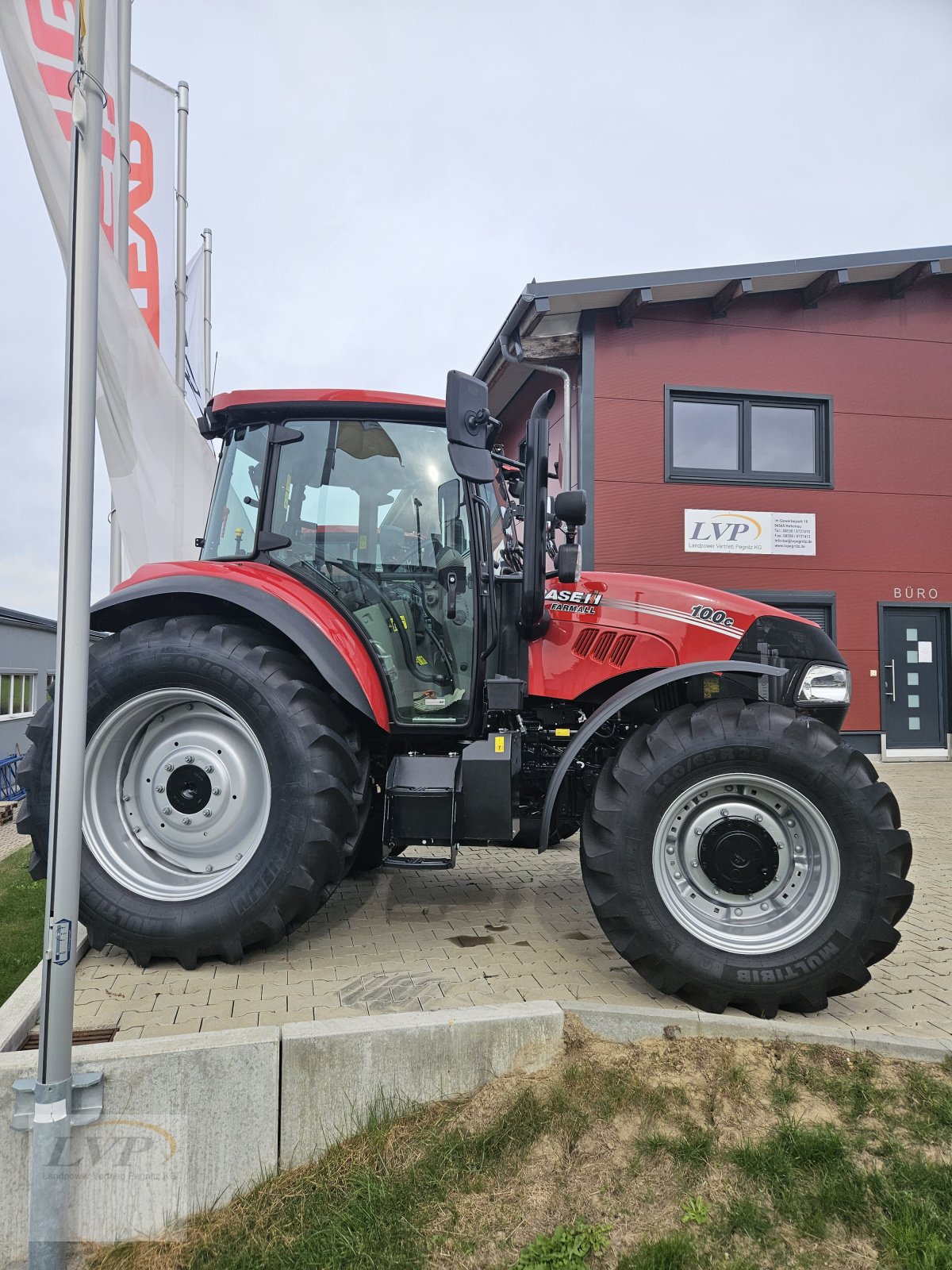 Traktor des Typs Case Farmall 100C, Neumaschine in Hohenau (Bild 4)