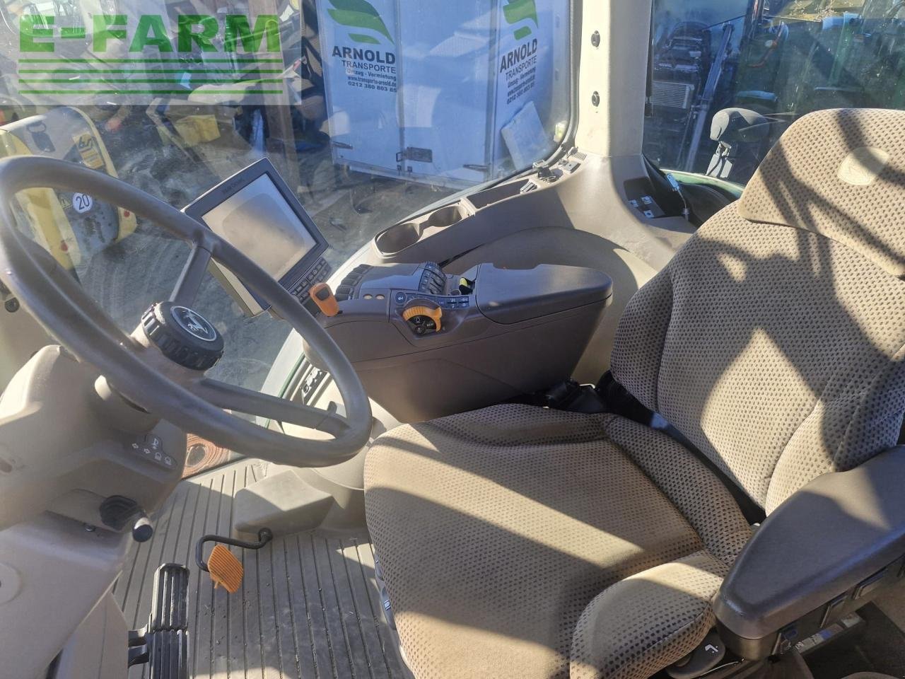 Traktor типа CLAAS 8320 R, Gebrauchtmaschine в Hamburg (Фотография 3)