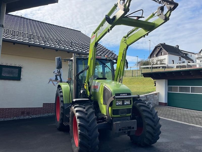 CLAAS Ares 566 RZ wie 556 546 Allrad Frontlader Druckluft erst 5400 Std., Gebrauchtmaschine, Rok výroby: 2004, Moto-hodiny: 5200 Hodin (Obrázek 1) Traktor typu CLAAS Ares 566 RZ wie 556 546 Allrad Frontlader Druckluft erst 5400 Std., Gebrauchtmaschine v Niedernhausen OT Engenhahn (Obrázek 1)