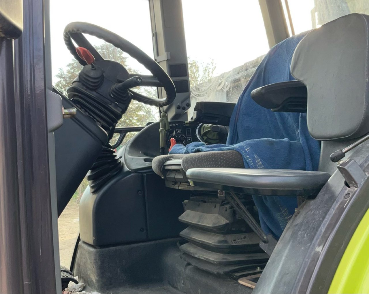 Traktor des Typs CLAAS ARES 616 RC, Gebrauchtmaschine in MORLHON LE HAUT (Bild 5)