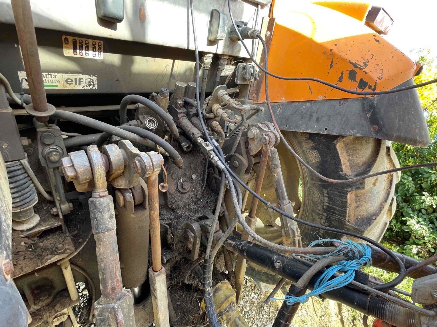 Traktor typu CLAAS ARES 630 RZ, Gebrauchtmaschine v ORLEIX (Obrázek 9)