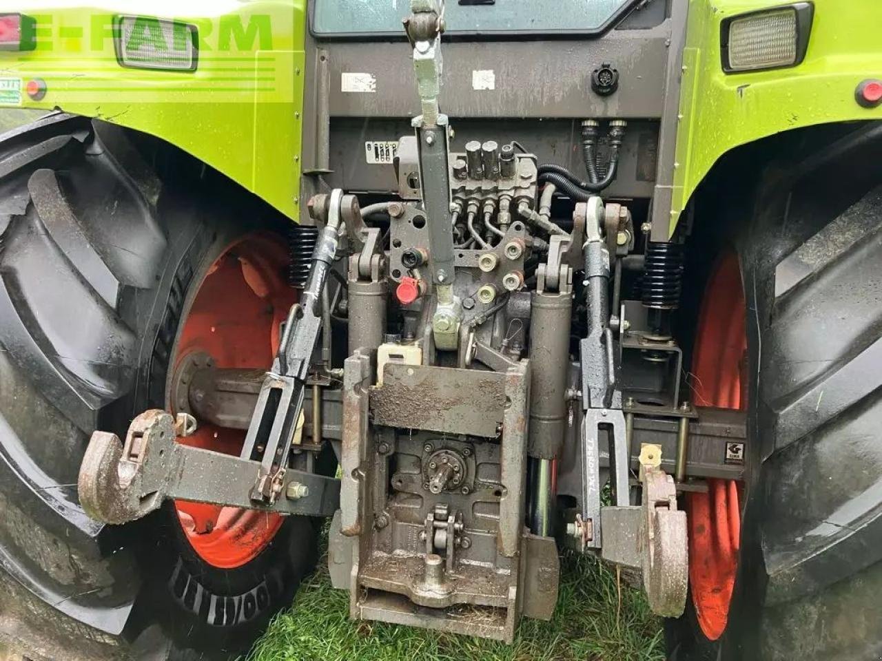 Traktor от тип CLAAS ares 657 atz, Gebrauchtmaschine в SAINTE-GENEVIÈVE-SUR-ARGENCE (Снимка 5)
