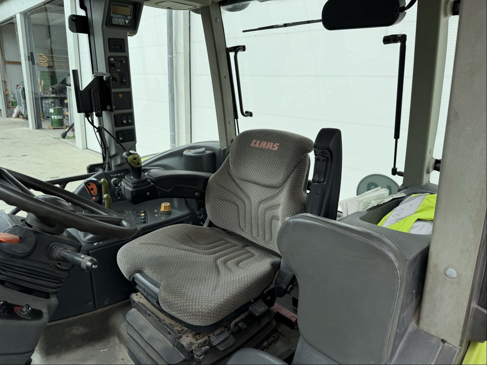 Traktor des Typs CLAAS Ares 657 ATZ, Gebrauchtmaschine in Elmenhorst-Lanken (Bild 11)