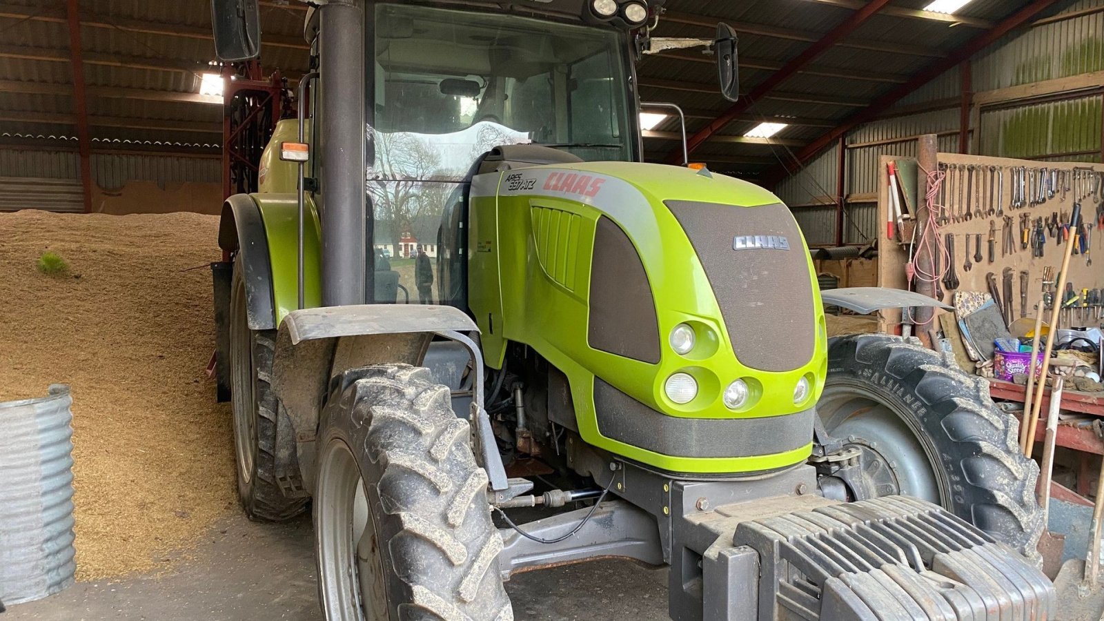 Traktor типа CLAAS Ares 697 ATZ med GPS Auto steer med ratløsning, Gebrauchtmaschine в Kjellerup (Фотография 1)
