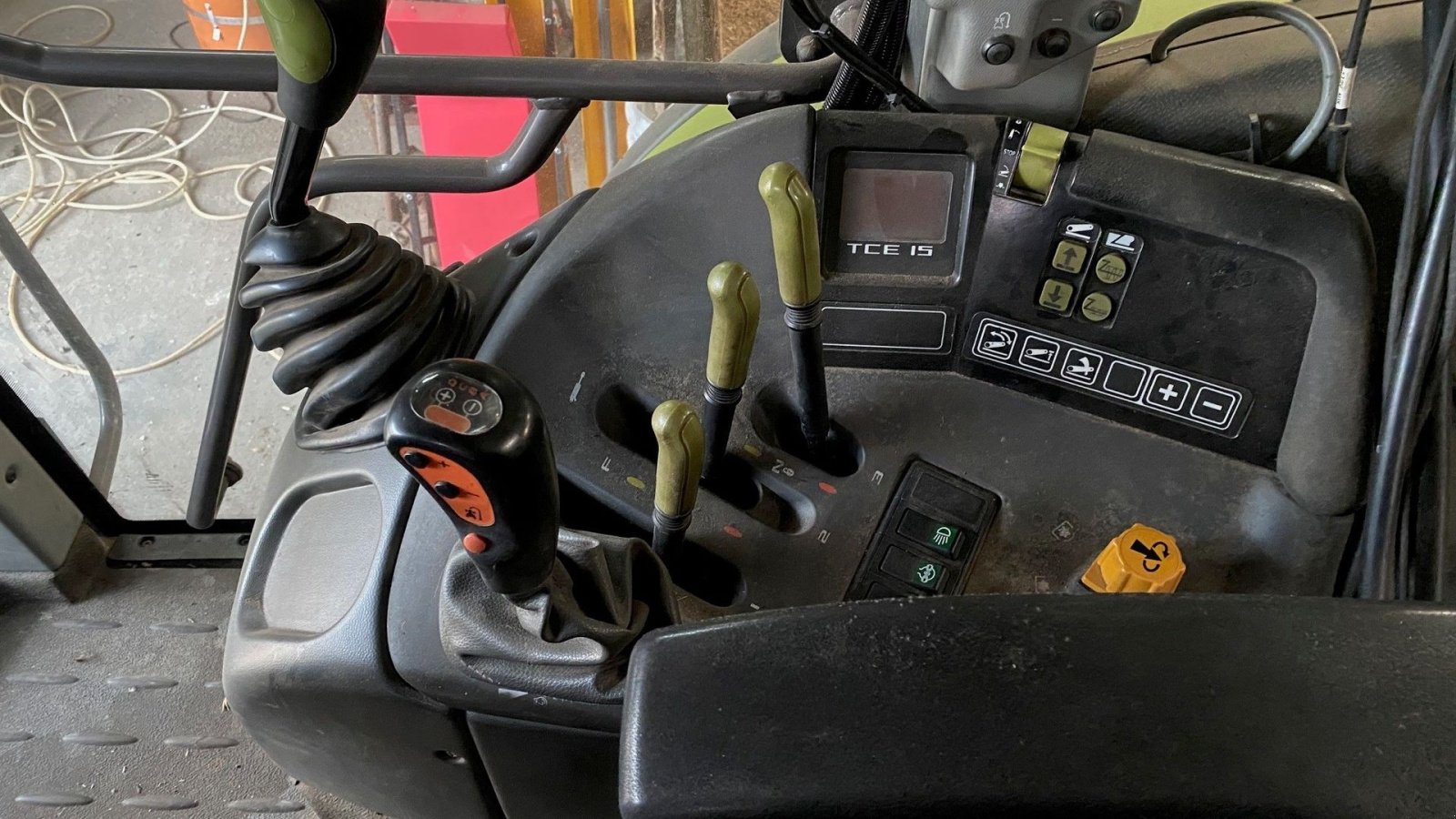 Traktor типа CLAAS Ares 697 ATZ med GPS Auto steer med ratløsning, Gebrauchtmaschine в Kjellerup (Фотография 4)