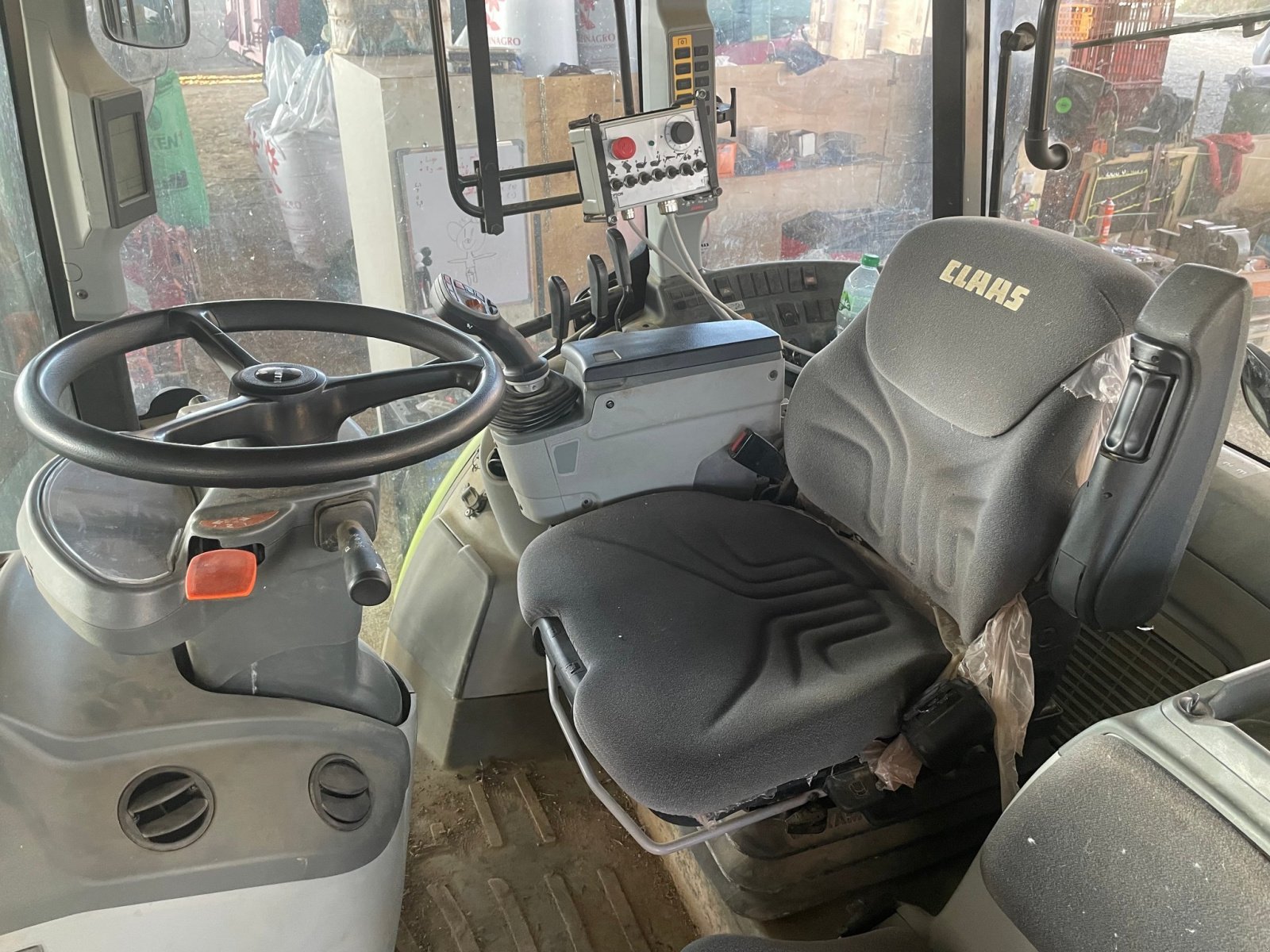 Traktor типа CLAAS ARION 410 SUR MESURE, Gebrauchtmaschine в ORLEIX (Фотография 9)