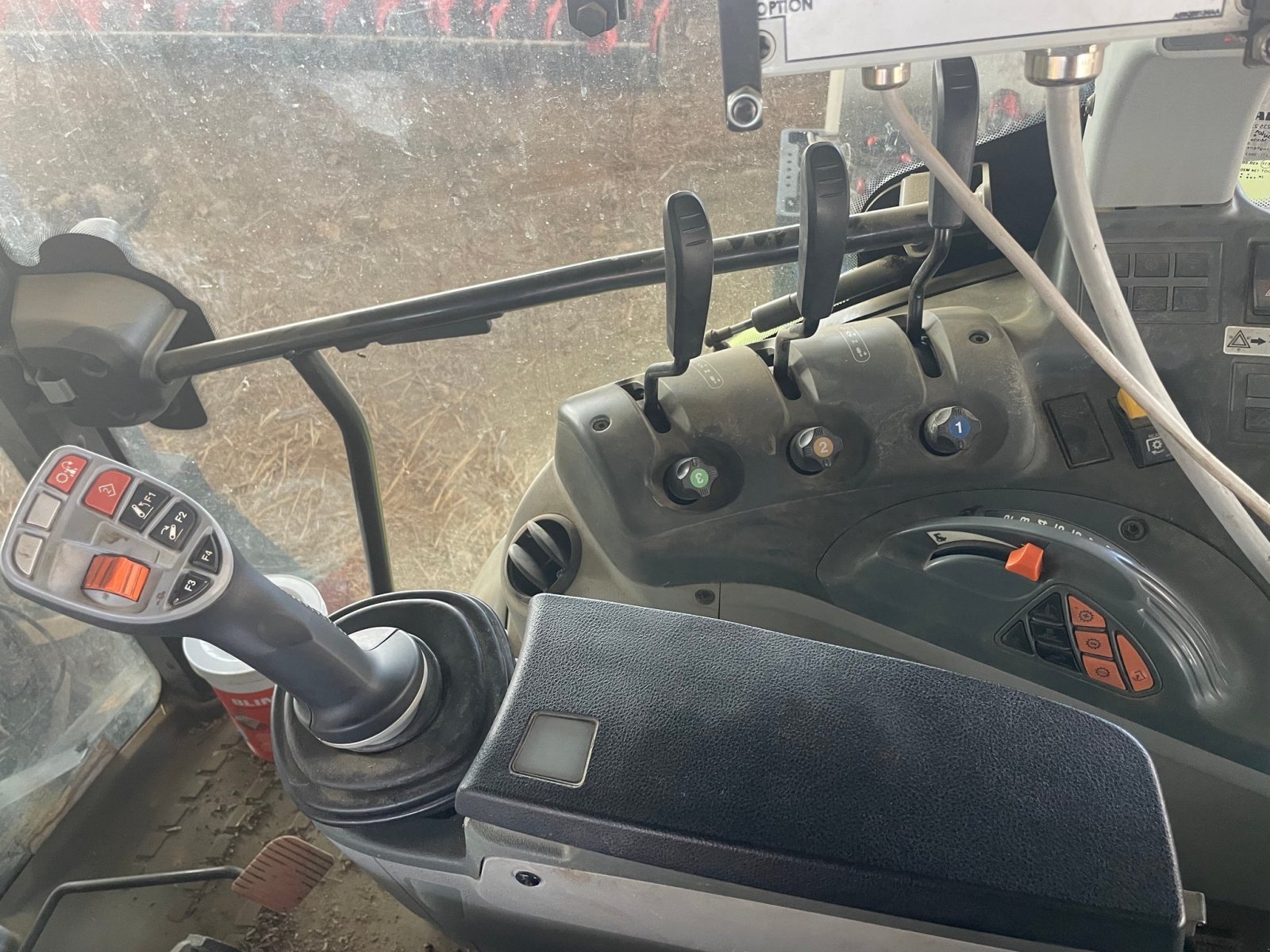 Traktor от тип CLAAS ARION 410 SUR MESURE, Gebrauchtmaschine в ORLEIX (Снимка 9)