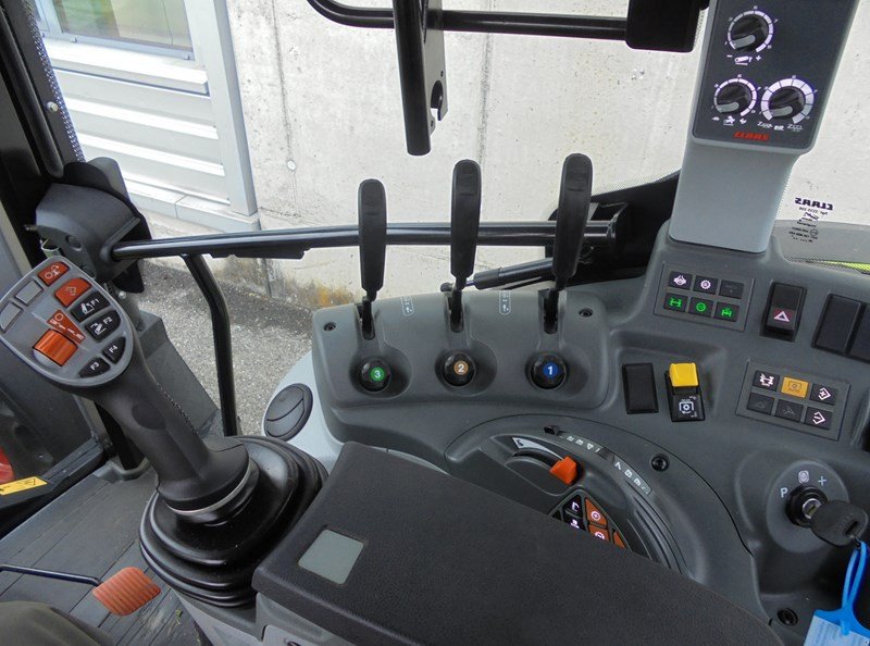 Traktor des Typs CLAAS Arion 410, Ausstellungsmaschine in Domdidier (Bild 5)