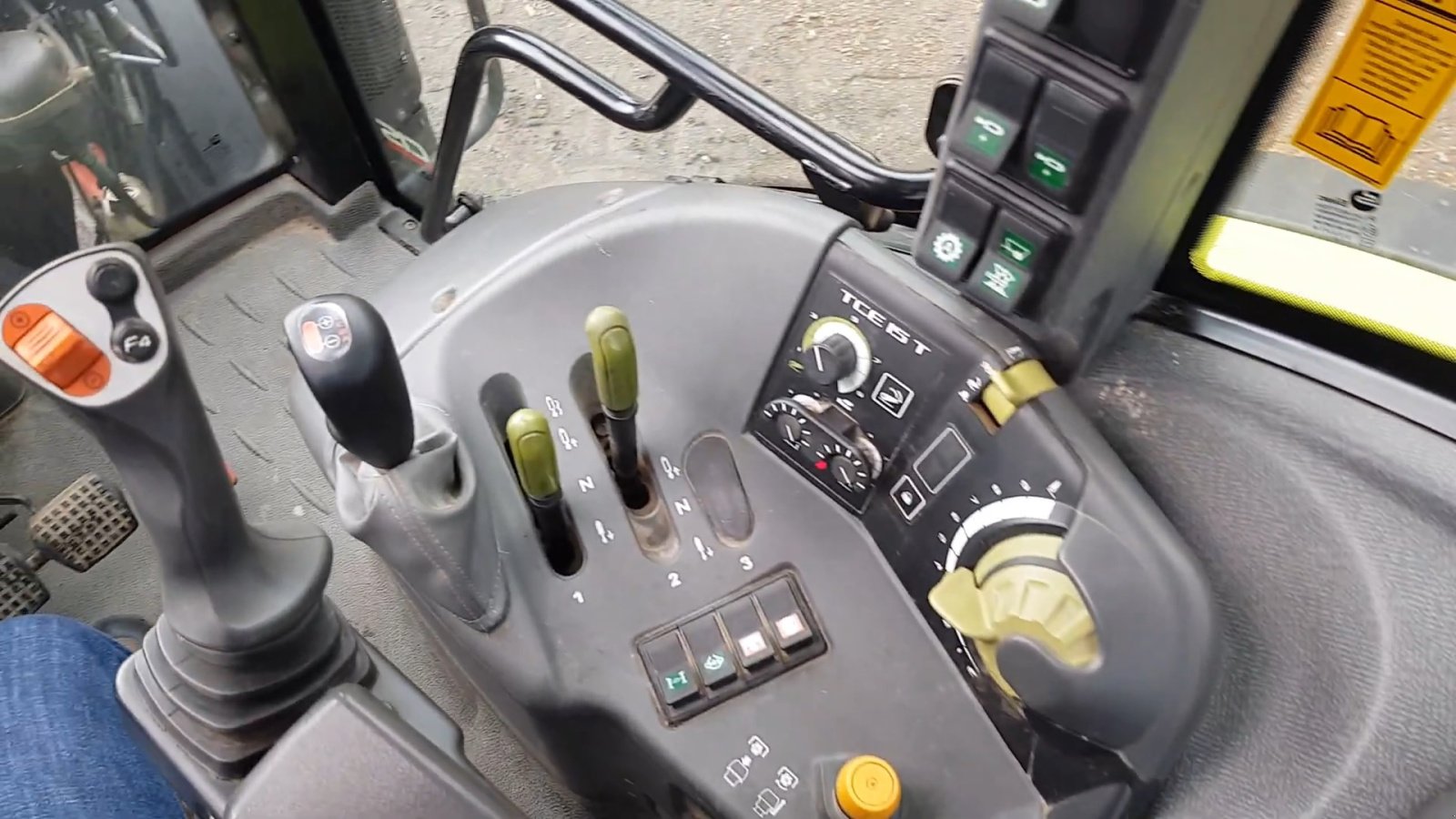 Traktor des Typs CLAAS Arion 420 CIS, Gebrauchtmaschine in San Donaci (Bild 6)