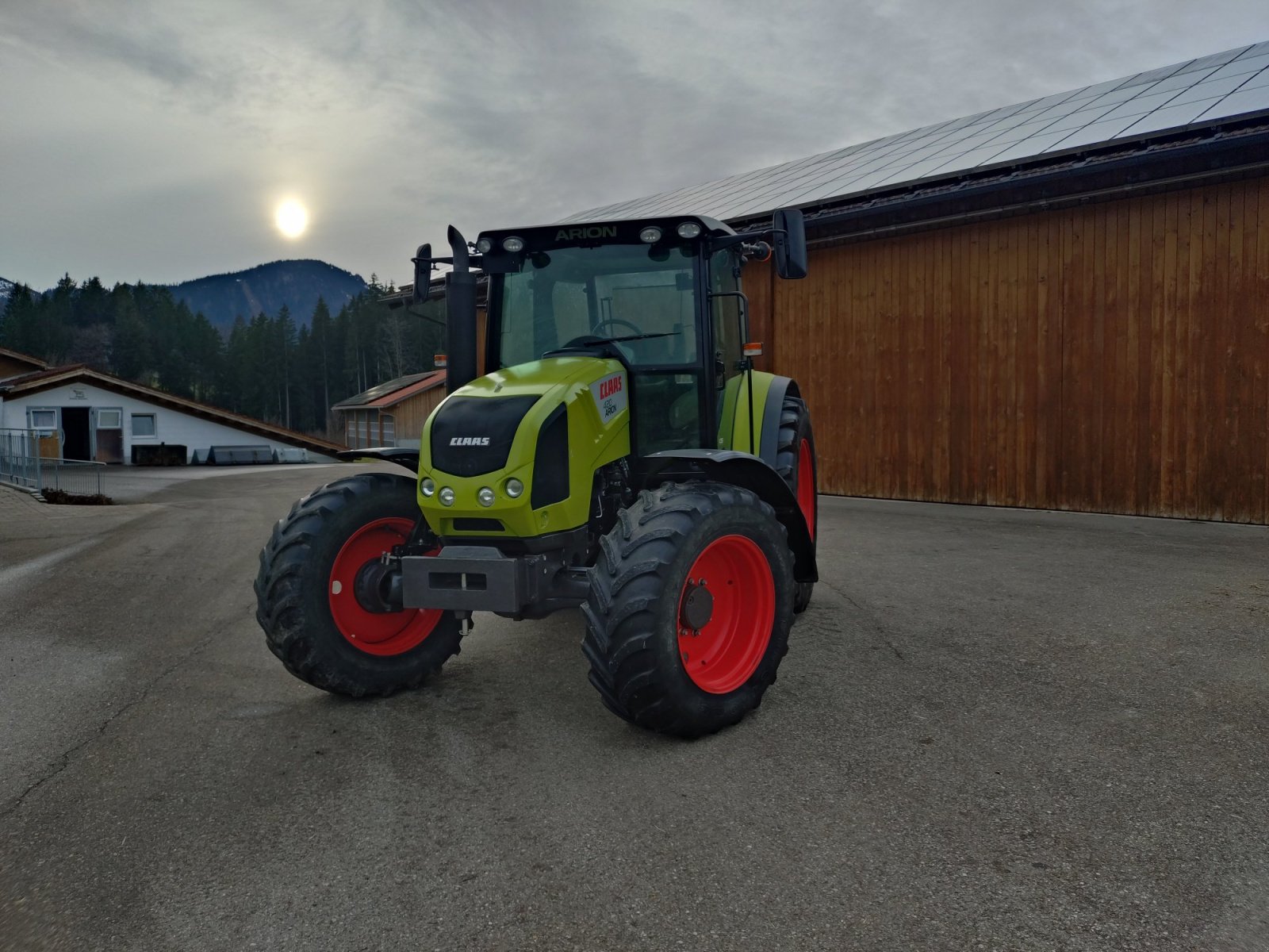 Traktor типа CLAAS Arion 420 CIS, Gebrauchtmaschine в Immenstadt (Фотография 1)