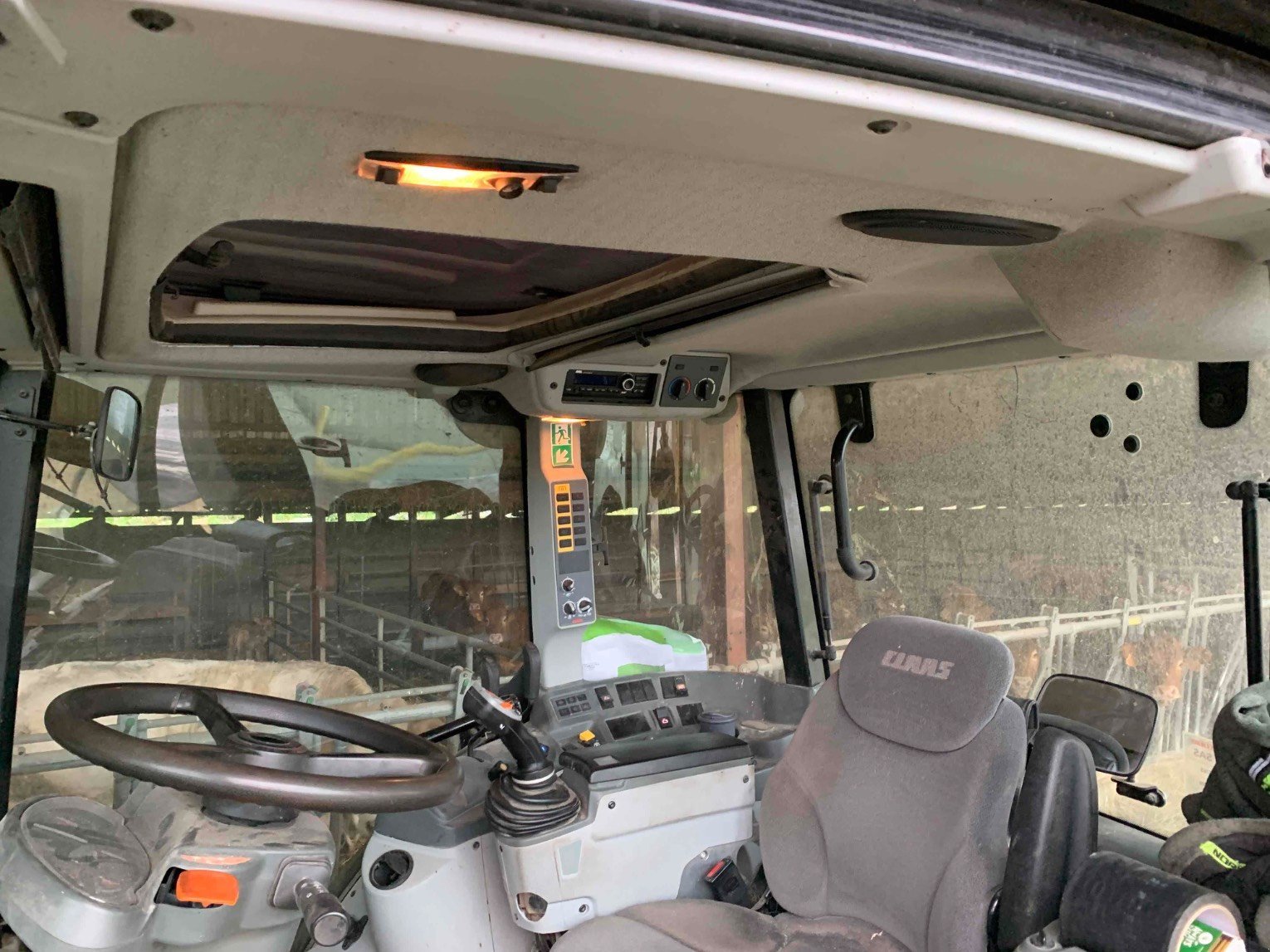 Traktor van het type CLAAS ARION 420 CLASSIC TB, Gebrauchtmaschine in ORLEIX (Foto 11)