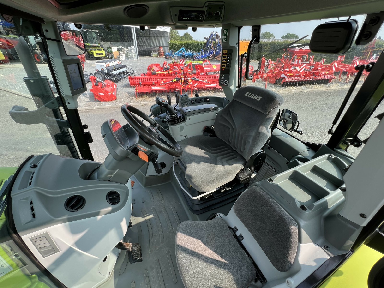 Traktor типа CLAAS ARION 420 M, Gebrauchtmaschine в Gannat (Фотография 10)