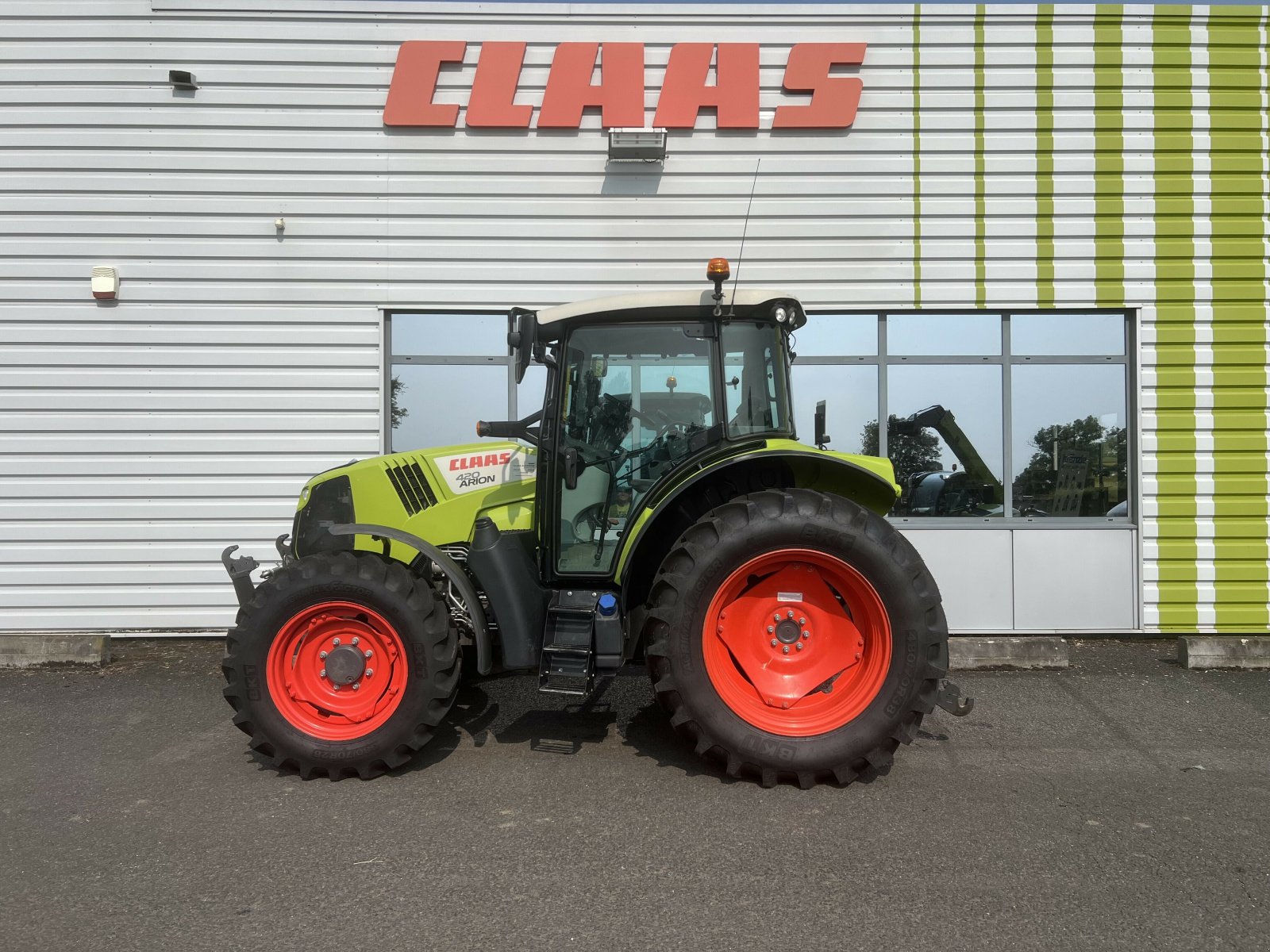 Traktor типа CLAAS ARION 420 M, Gebrauchtmaschine в Gannat (Фотография 4)