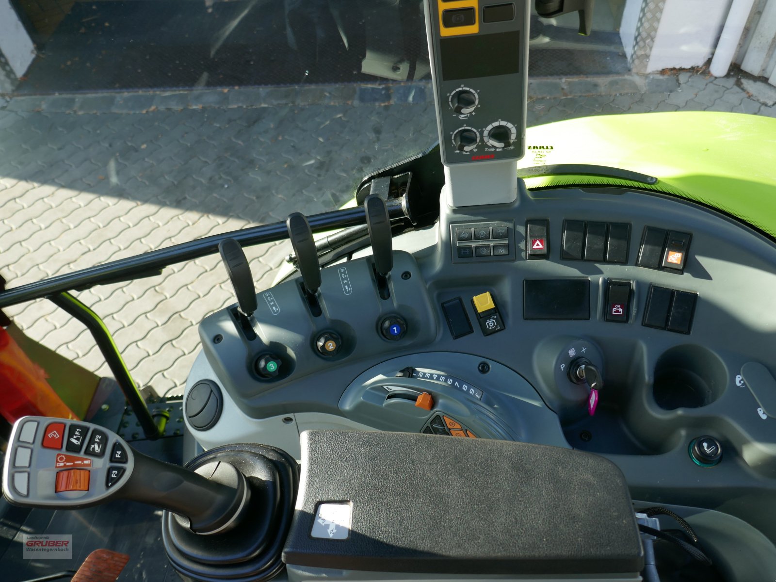 Traktor des Typs CLAAS Arion 420 Panoramic, Gebrauchtmaschine in Dorfen (Bild 10)