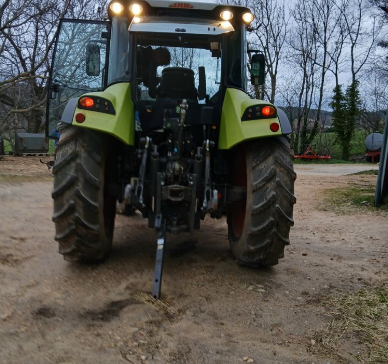 Traktor a típus CLAAS ARION 420, Gebrauchtmaschine ekkor: VERNOUX EN VIVARAIS (Kép 2)
