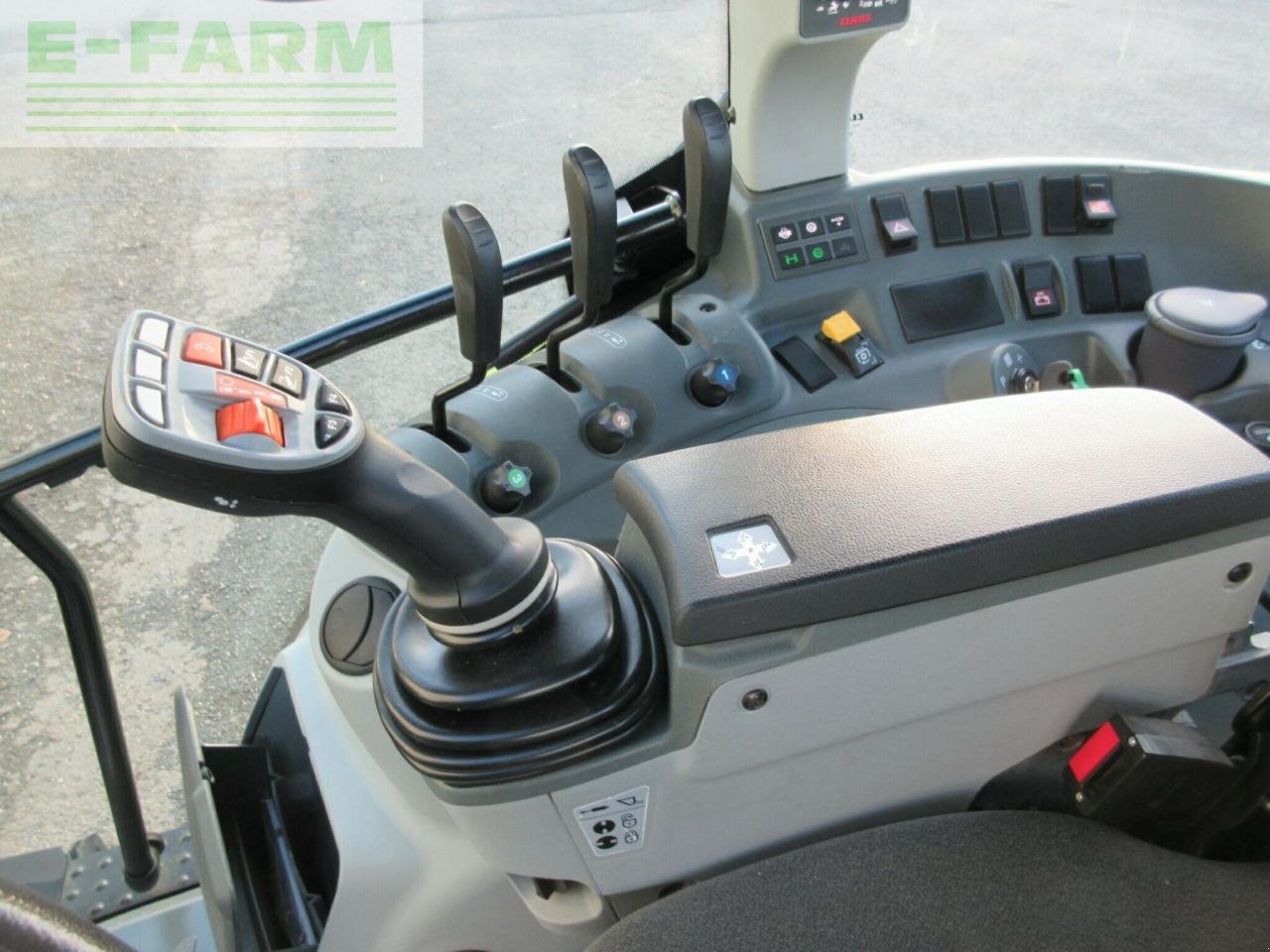 Traktor des Typs CLAAS arion 430 panoramic + fl 100 c, Gebrauchtmaschine in PLOUIGNEAU (Bild 7)