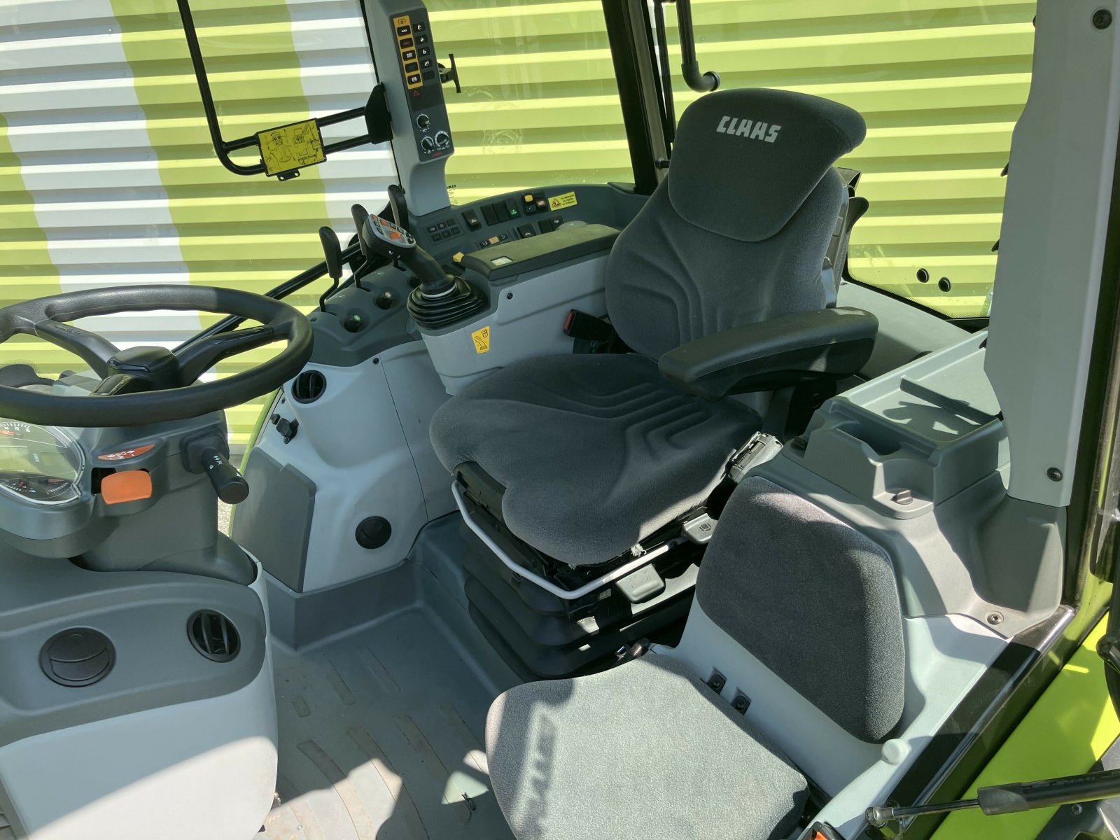 Traktor van het type CLAAS ARION 430 PANORAMIC + FL 100 C, Gebrauchtmaschine in AILLAS (Foto 8)