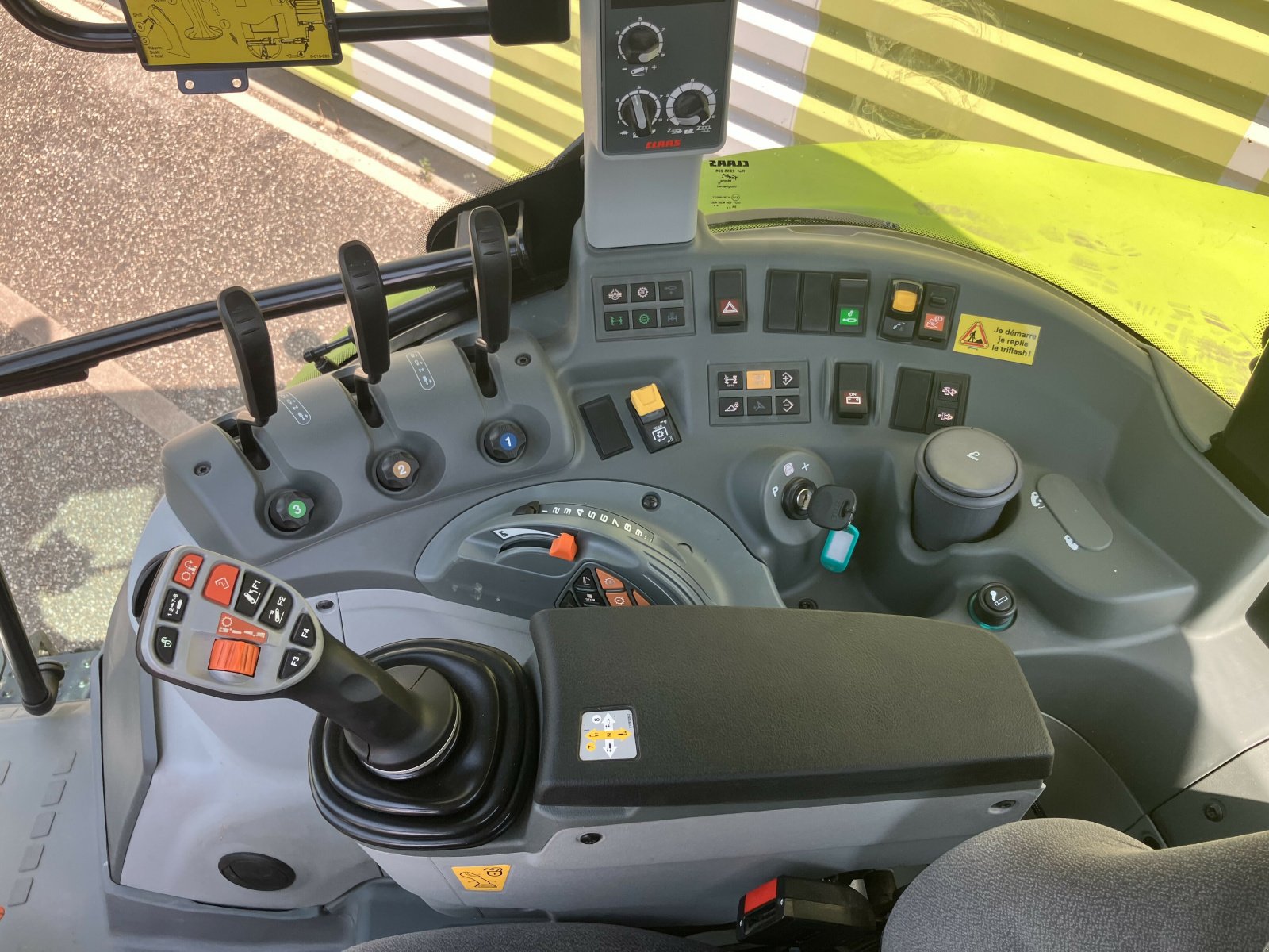 Traktor van het type CLAAS ARION 430 PANORAMIC + FL 100 C, Gebrauchtmaschine in AILLAS (Foto 9)