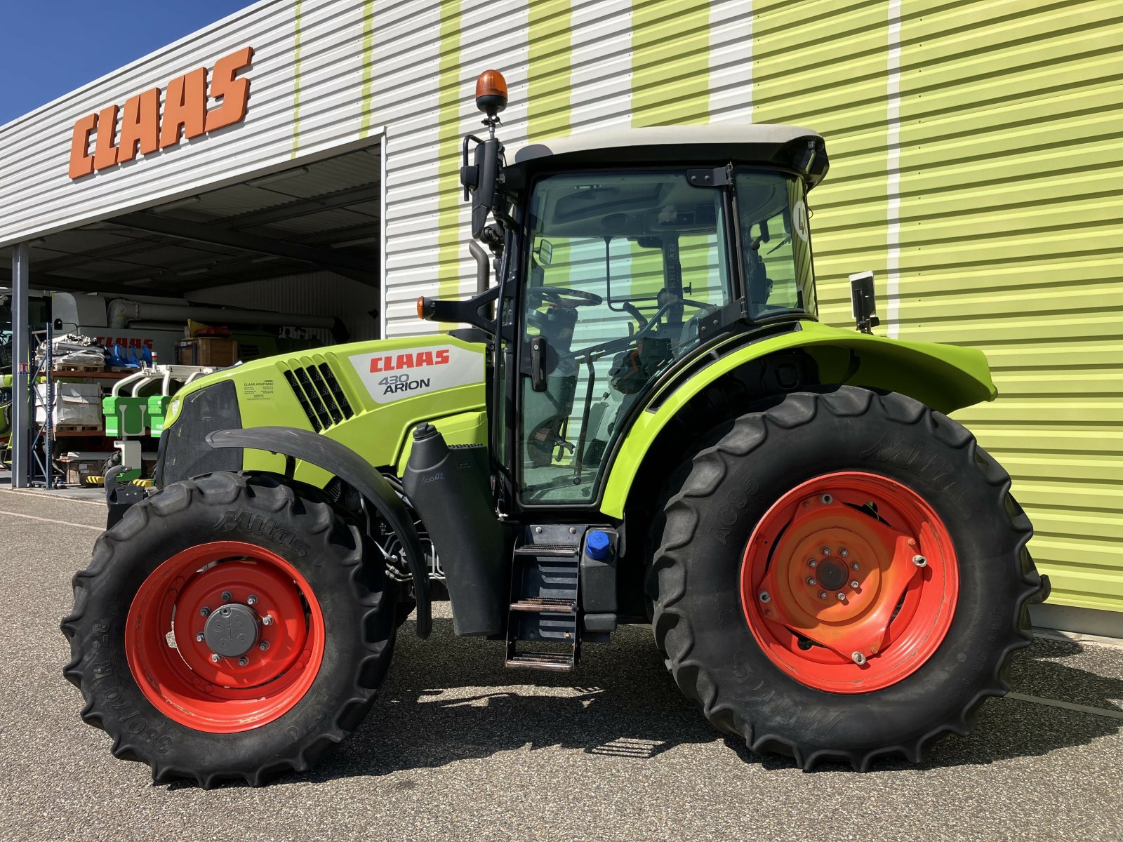 Traktor of the type CLAAS ARION 430 PROACTIV, Gebrauchtmaschine in Gardonne (Picture 2)