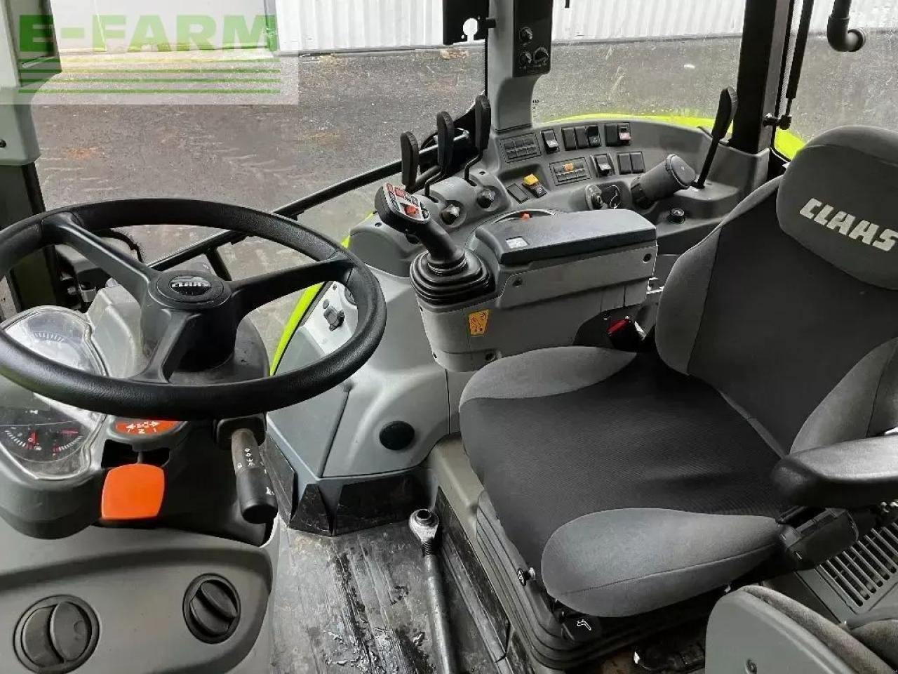 Traktor du type CLAAS arion 430, Gebrauchtmaschine en SAINTE-GENEVIÈVE-SUR-ARGENCE (Photo 4)