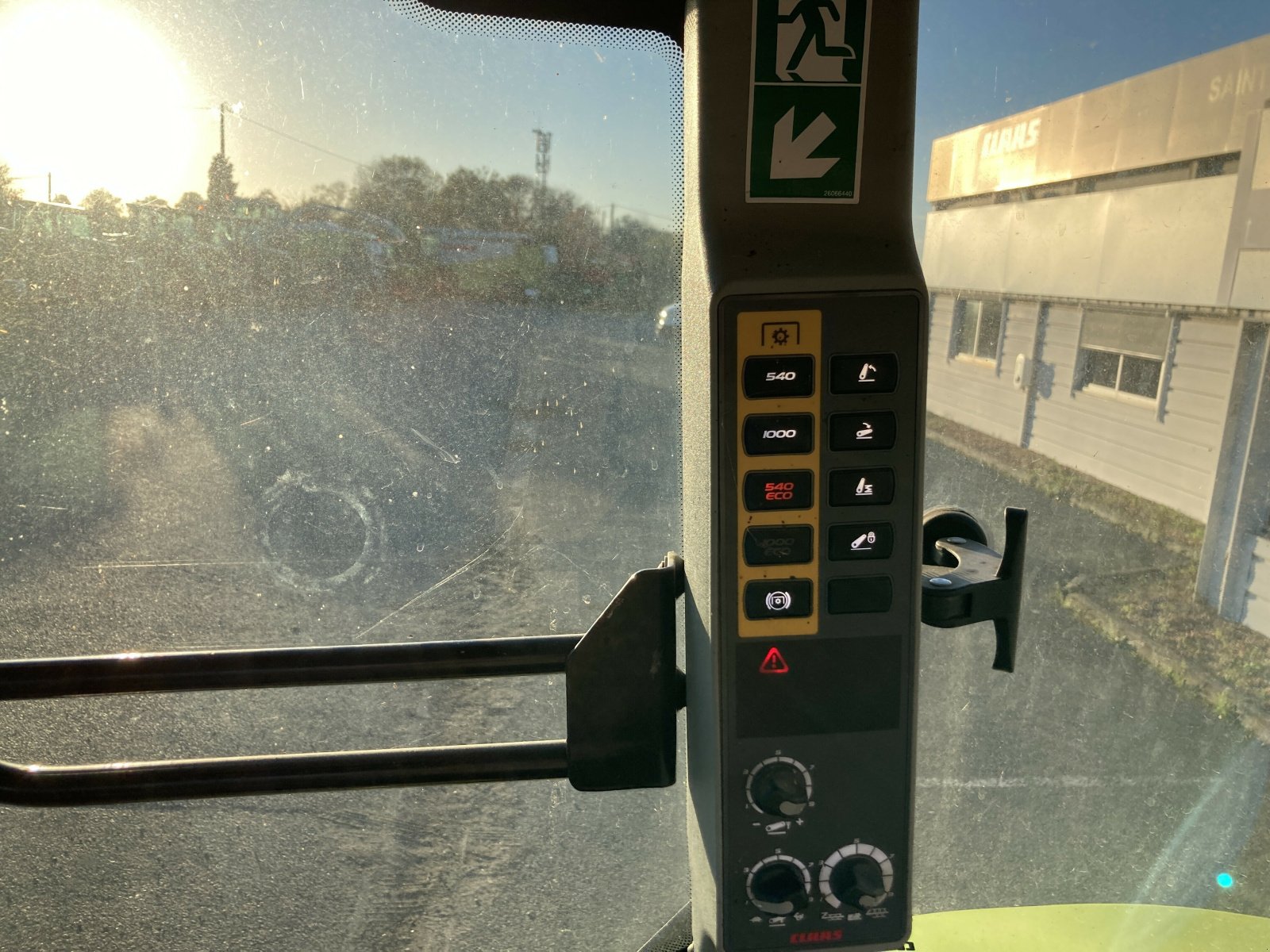 Traktor typu CLAAS ARION 440 MR ADVANCE, Gebrauchtmaschine v ST CLEMENT DE LA PLACE (Obrázek 5)