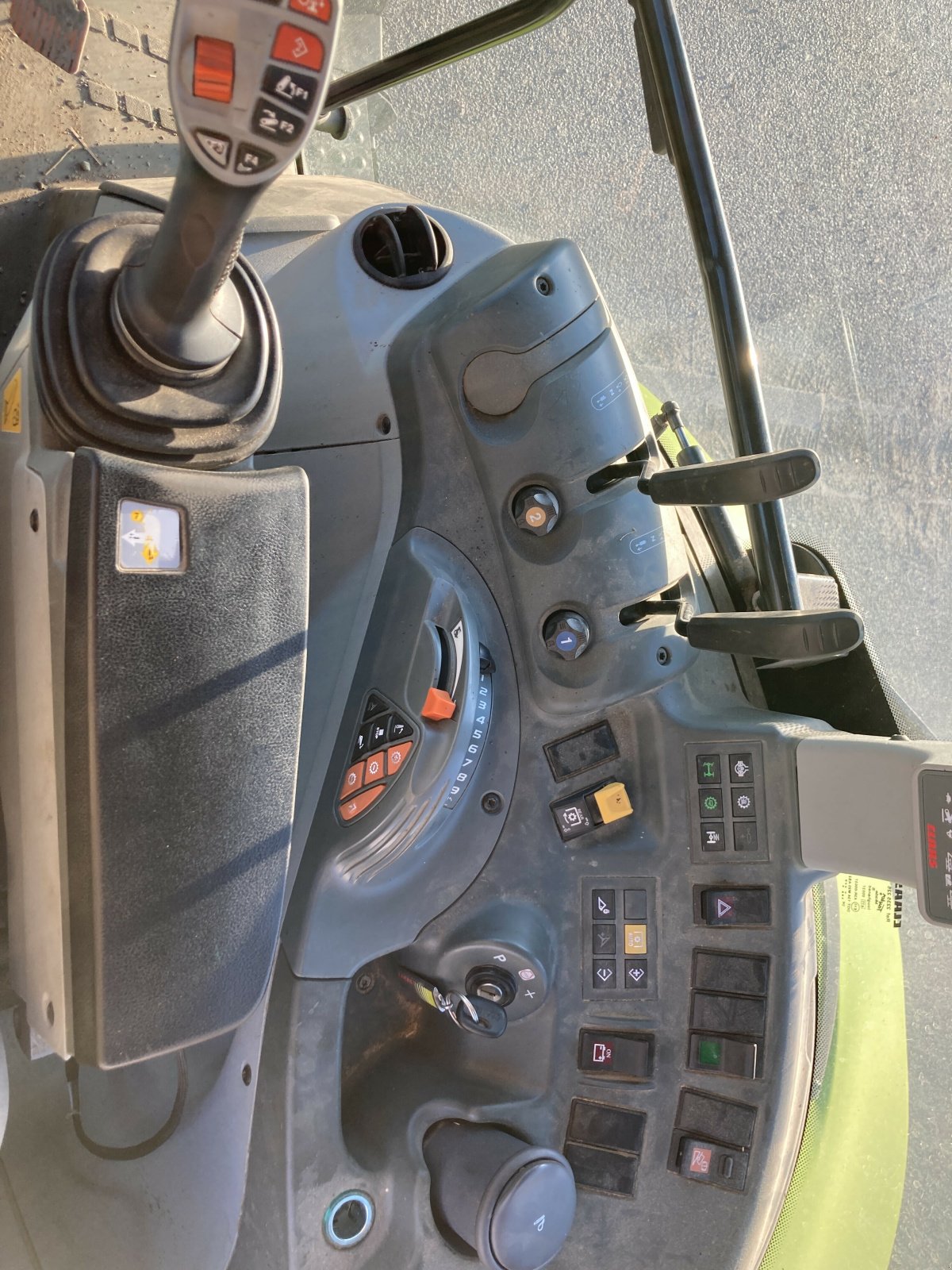 Traktor typu CLAAS ARION 440 MR ADVANCE, Gebrauchtmaschine v ST CLEMENT DE LA PLACE (Obrázek 4)