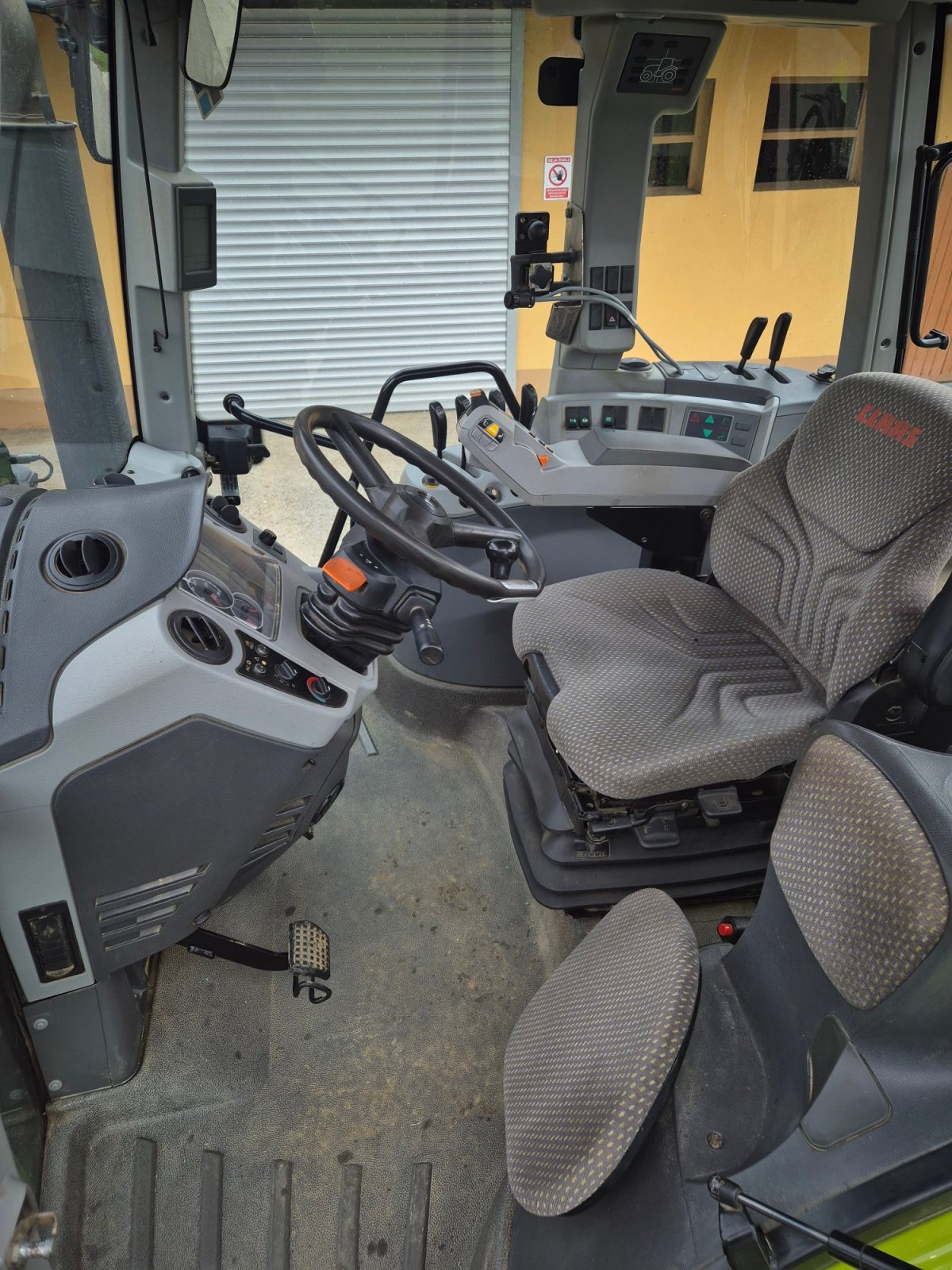 Traktor van het type CLAAS ARION 510 CIS, Gebrauchtmaschine in Naklo (Foto 12)