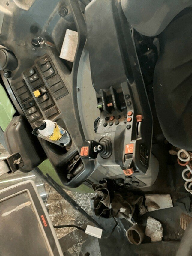 Traktor του τύπου CLAAS ARION 510 CMATIC SUR MESURE, Gebrauchtmaschine σε Hauteroche (Φωτογραφία 6)