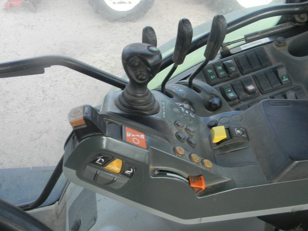 Traktor del tipo CLAAS ARION 520, Gebrauchtmaschine In ENNEZAT (Immagine 8)