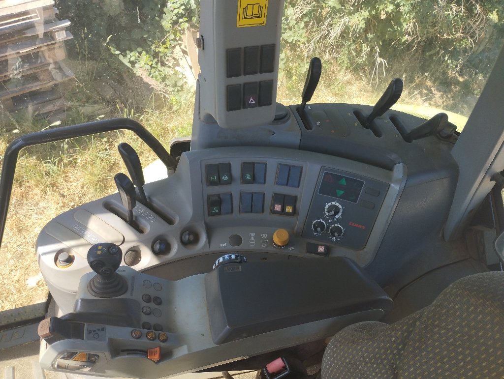 Traktor του τύπου CLAAS ARION 520, Gebrauchtmaschine σε Millau (Φωτογραφία 7)