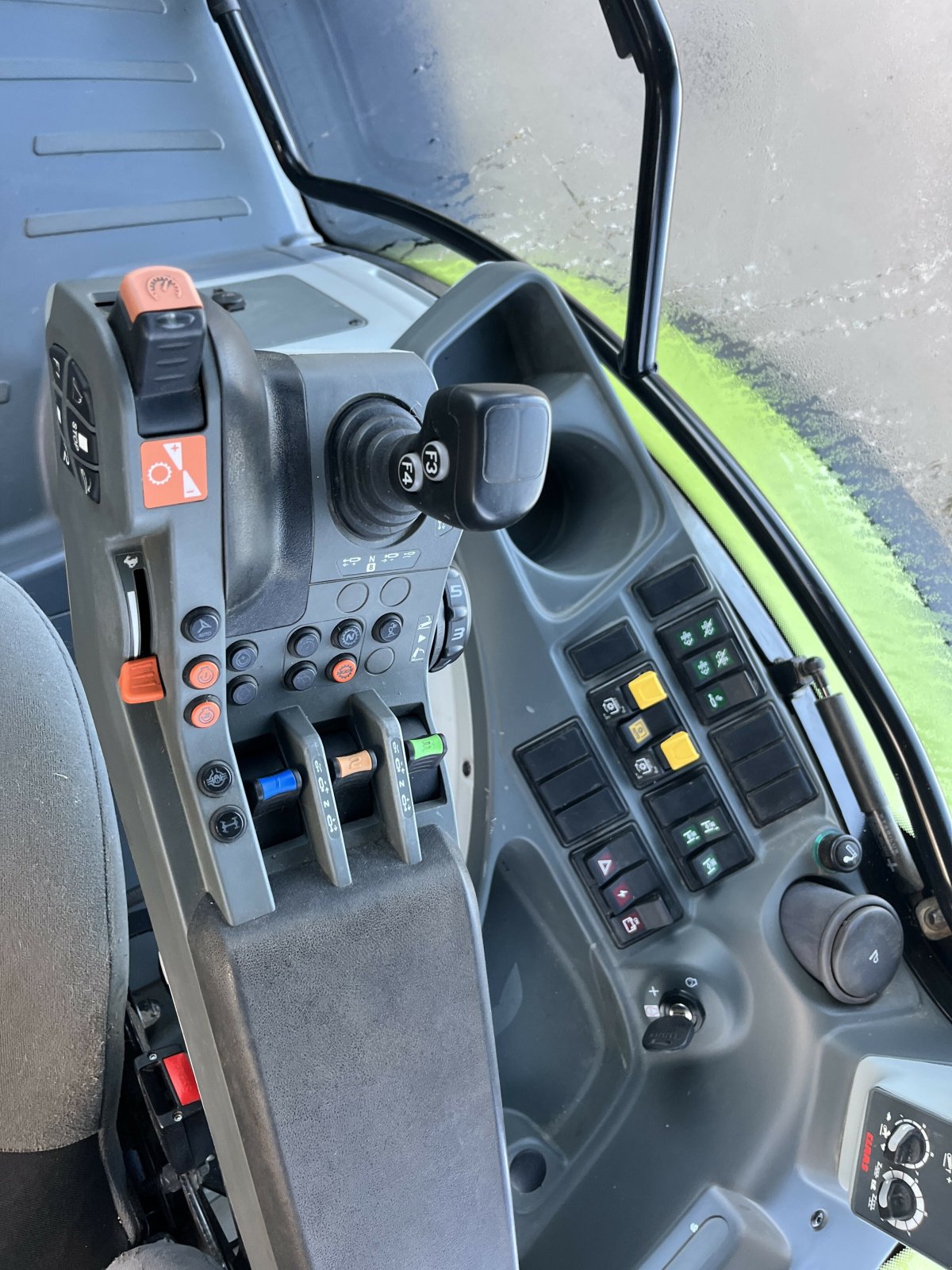 Traktor des Typs CLAAS ARION 530 CMATIC S5 LS 30+, Gebrauchtmaschine in PONTIVY (Bild 3)