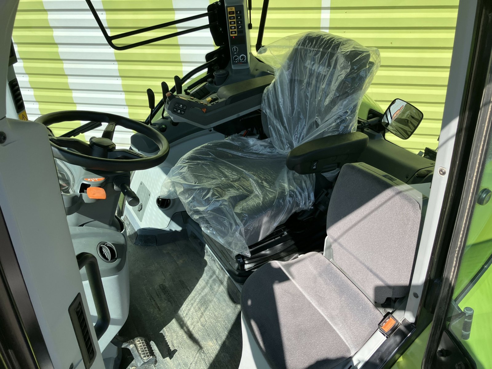 Traktor of the type CLAAS ARION 530 HEXASHIFT, Gebrauchtmaschine in AILLAS (Picture 6)