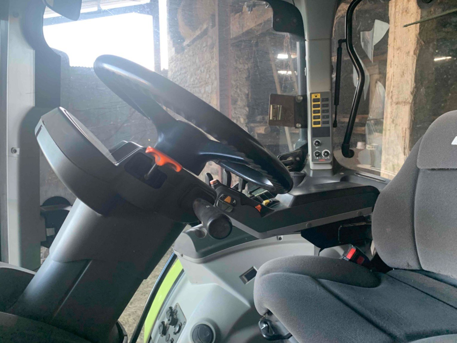 Traktor typu CLAAS ARION 530 T4I CIS, Gebrauchtmaschine v ORLEIX (Obrázek 11)