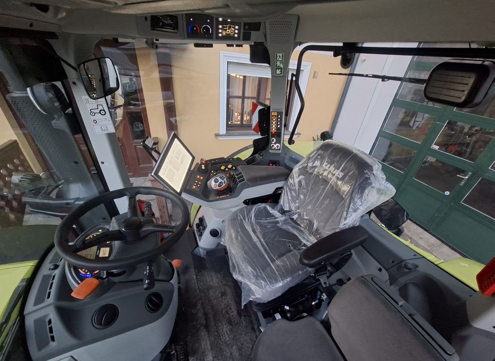 Traktor des Typs CLAAS Arion 550 CMATIC CEBIS, Neumaschine in Hollenthon (Bild 6)