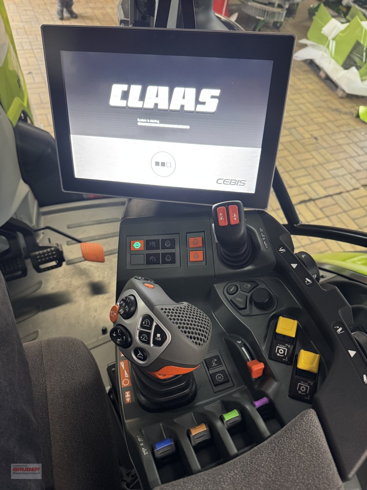 Traktor des Typs CLAAS ARION 570 CMATIC CEBIS, Neumaschine in Dorfen (Bild 5)