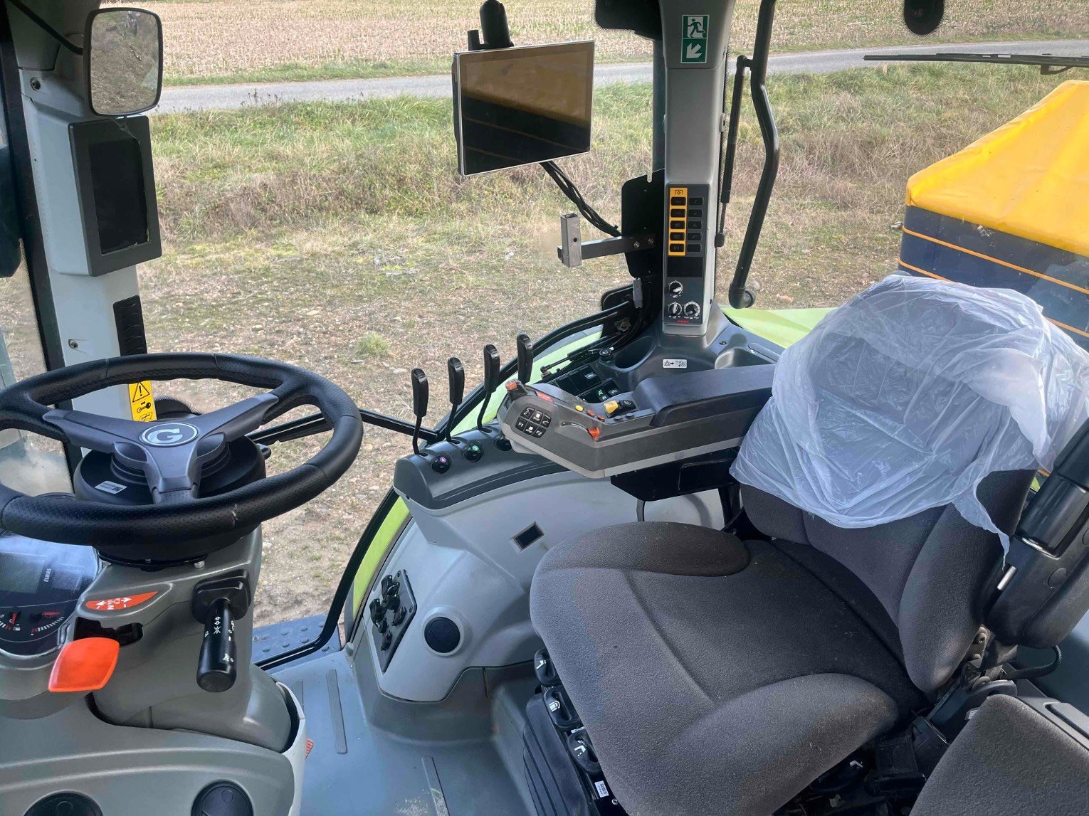 Traktor от тип CLAAS ARION 610 ADVANCE, Gebrauchtmaschine в ORLEIX (Снимка 11)