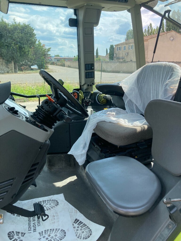 Traktor typu CLAAS ARION 610 C, Gebrauchtmaschine w SAINT ANDIOL (Zdjęcie 9)