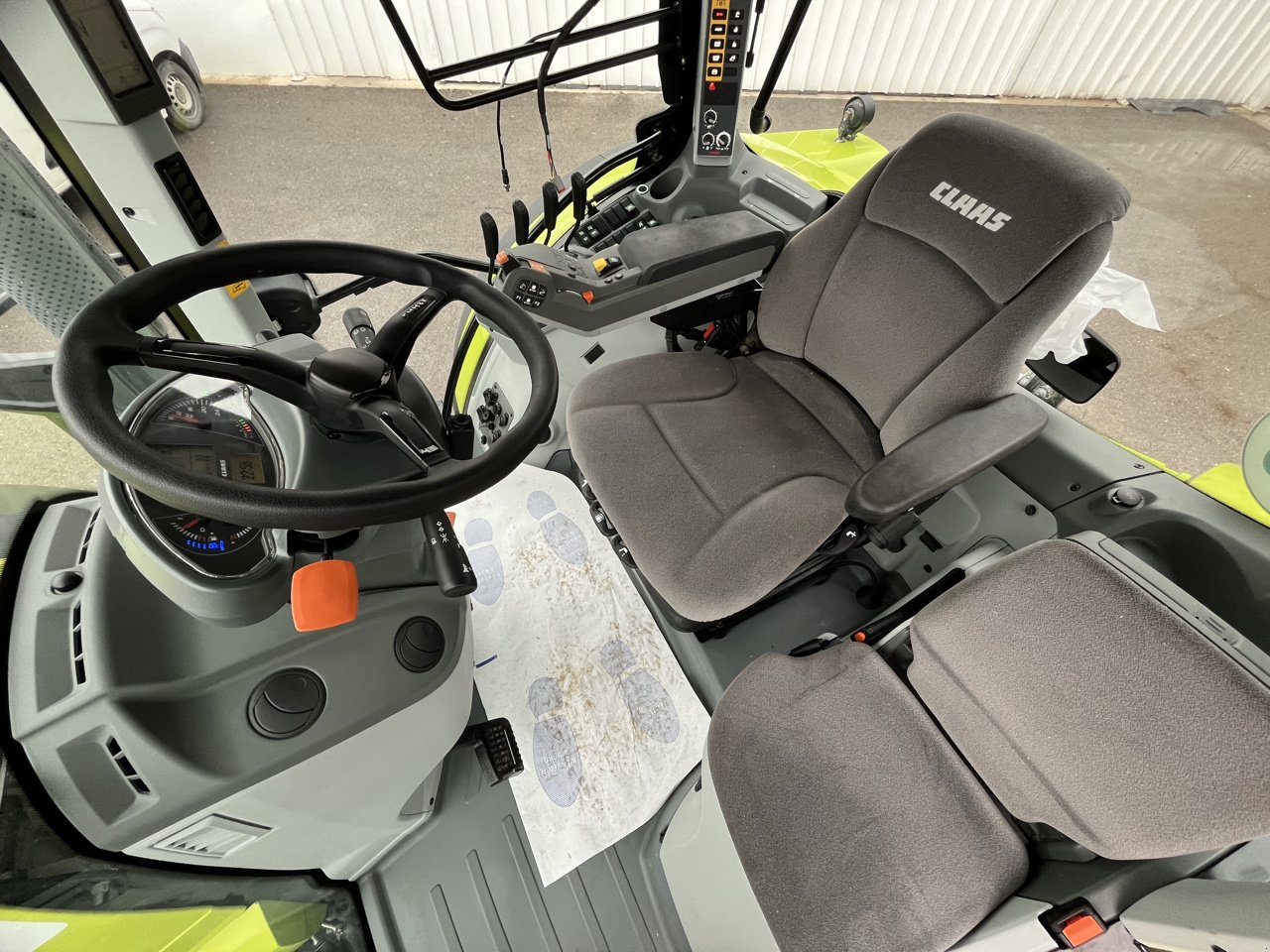 Traktor of the type CLAAS ARION 610 cis, Gebrauchtmaschine in VERT TOULON (Picture 8)