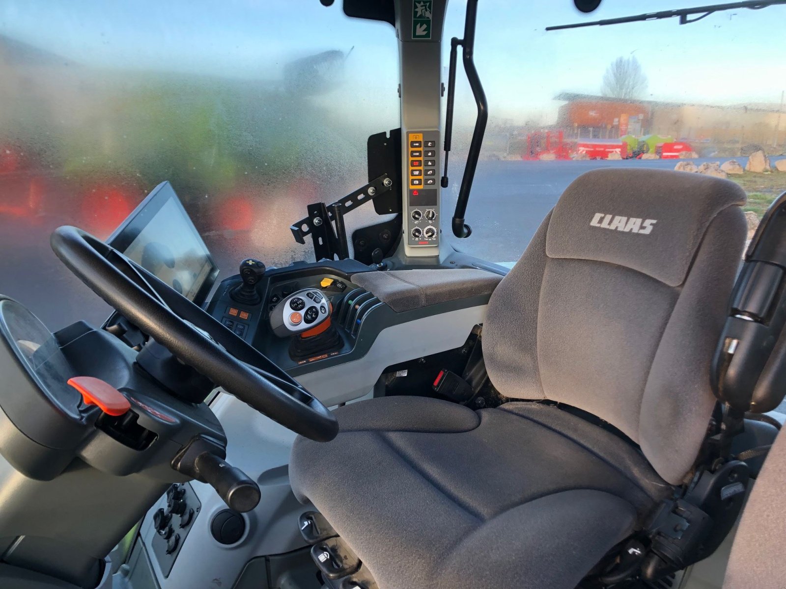 Traktor typu CLAAS ARION 610 CMATIC T4F, Gebrauchtmaschine v Aubiet (Obrázek 8)