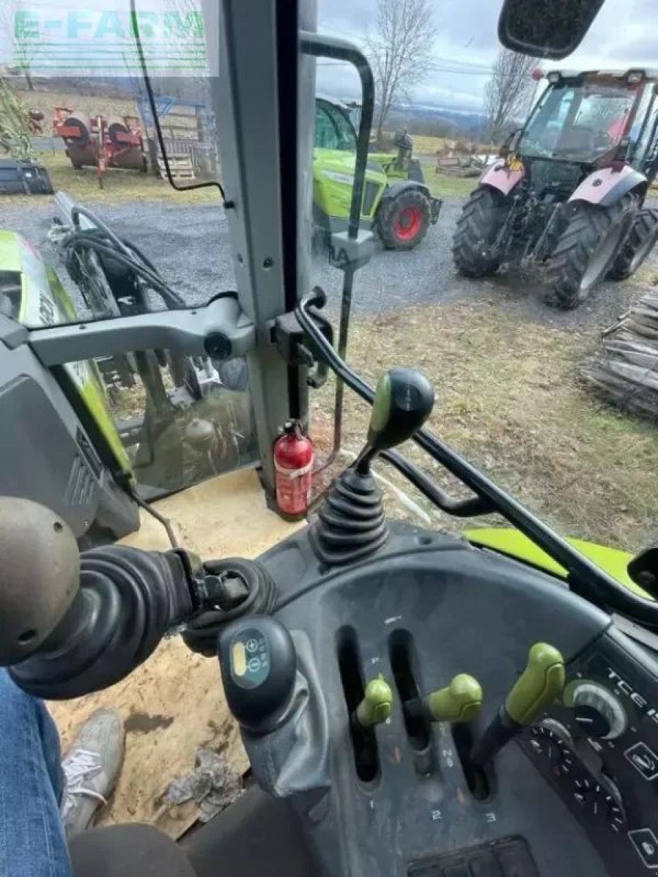 Traktor des Typs CLAAS arion 620 c C, Gebrauchtmaschine in SAINTE-GENEVIÈVE-SUR-ARGENCE (Bild 8)