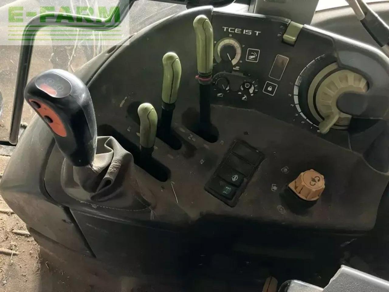 Traktor typu CLAAS arion 620 c C, Gebrauchtmaschine w SAINTE-GENEVIÈVE-SUR-ARGENCE (Zdjęcie 6)