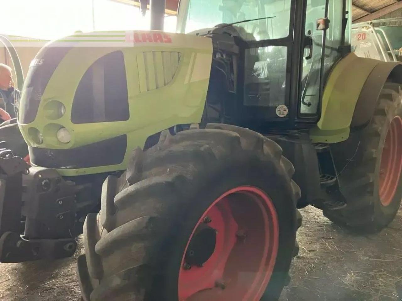 Traktor du type CLAAS arion 620 c, Gebrauchtmaschine en SAINTE-GENEVIÈVE-SUR-ARGENCE (Photo 2)