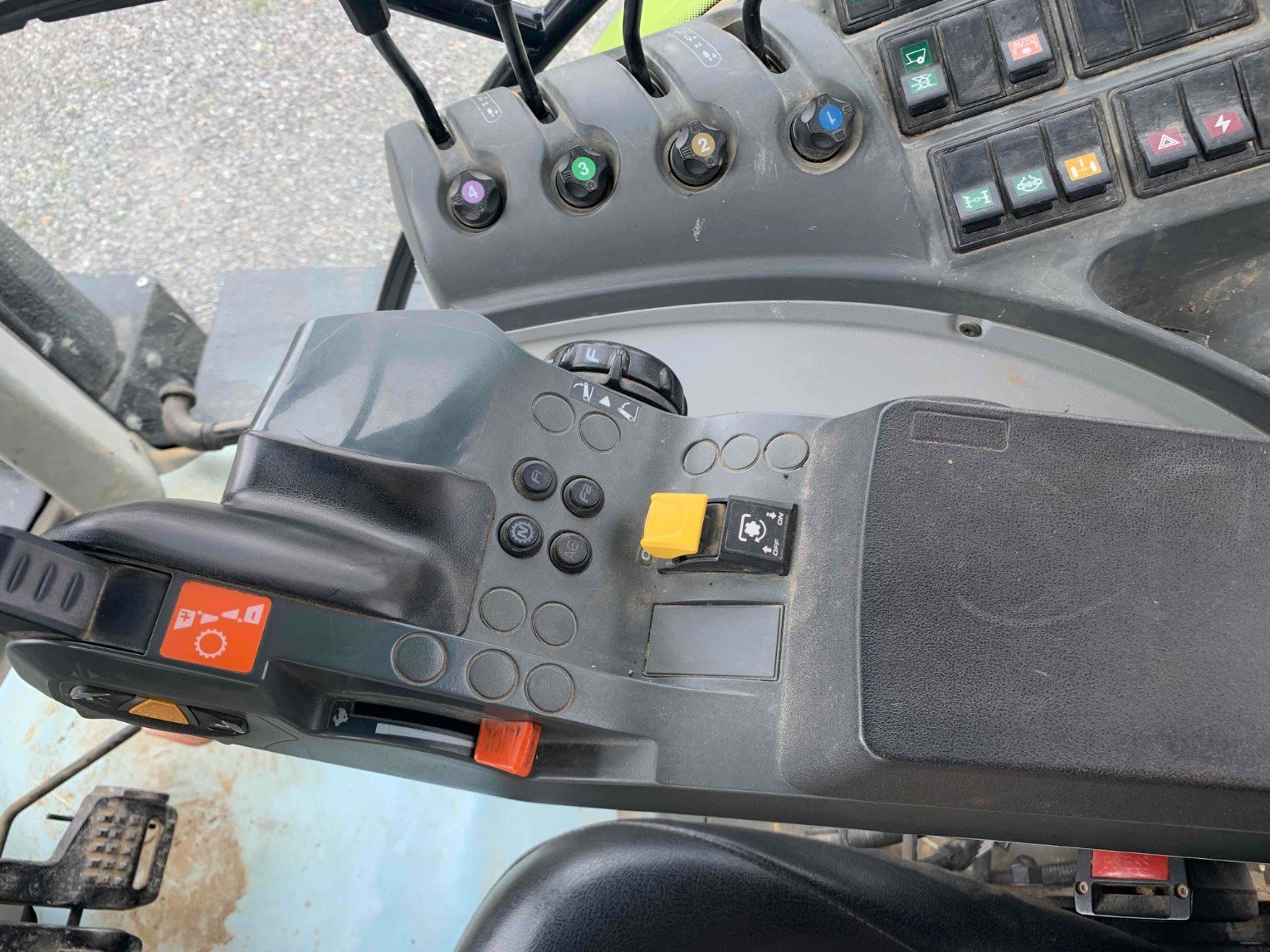 Traktor типа CLAAS ARION 620 T4I CIS, Gebrauchtmaschine в Aubiet (Фотография 11)