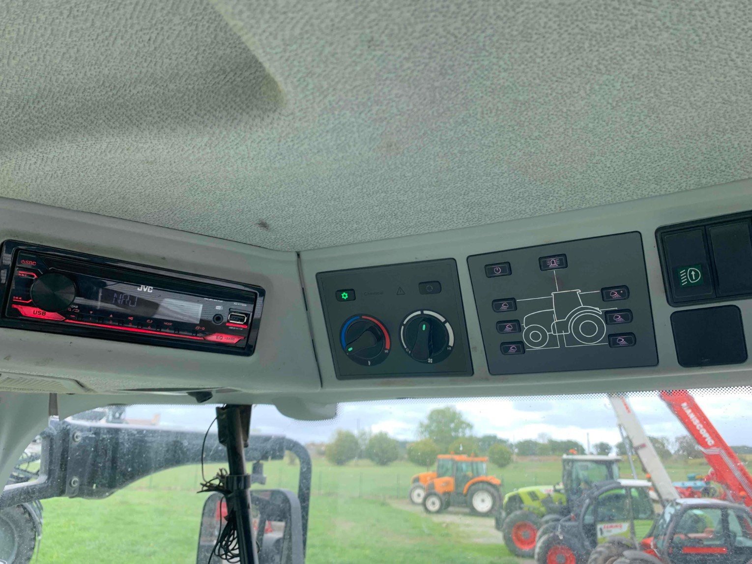 Traktor типа CLAAS ARION 620 T4I CIS, Gebrauchtmaschine в ORLEIX (Фотография 11)