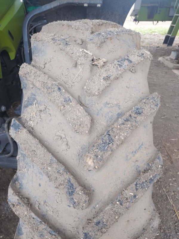 Traktor of the type CLAAS ARION 620, Gebrauchtmaschine in ENNEZAT (Picture 2)