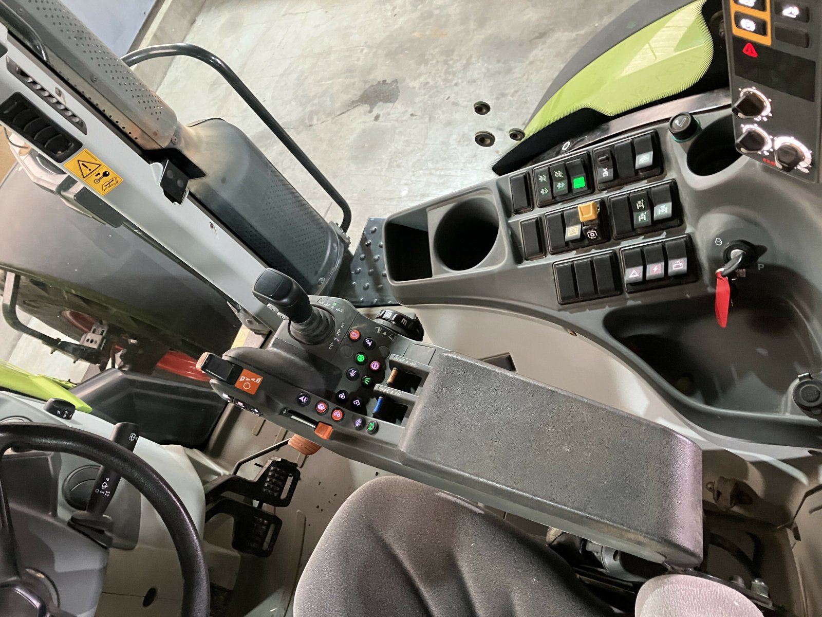 Traktor of the type CLAAS ARION 630 CIS+, Gebrauchtmaschine in VAROIS & CHAIGNOT (Picture 9)