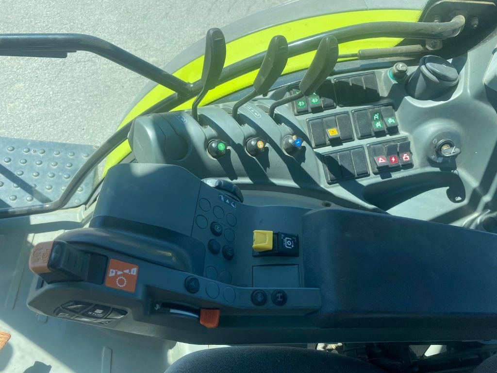 Traktor of the type CLAAS ARION 630 CIS, Gebrauchtmaschine in GUERET (Picture 11)