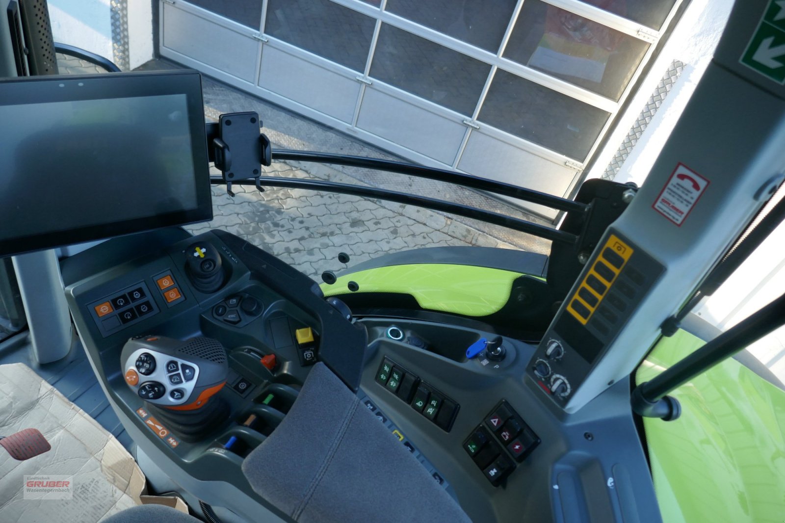 Traktor van het type CLAAS Arion 630 CMATIC CEBIS, Gebrauchtmaschine in Dorfen (Foto 11)