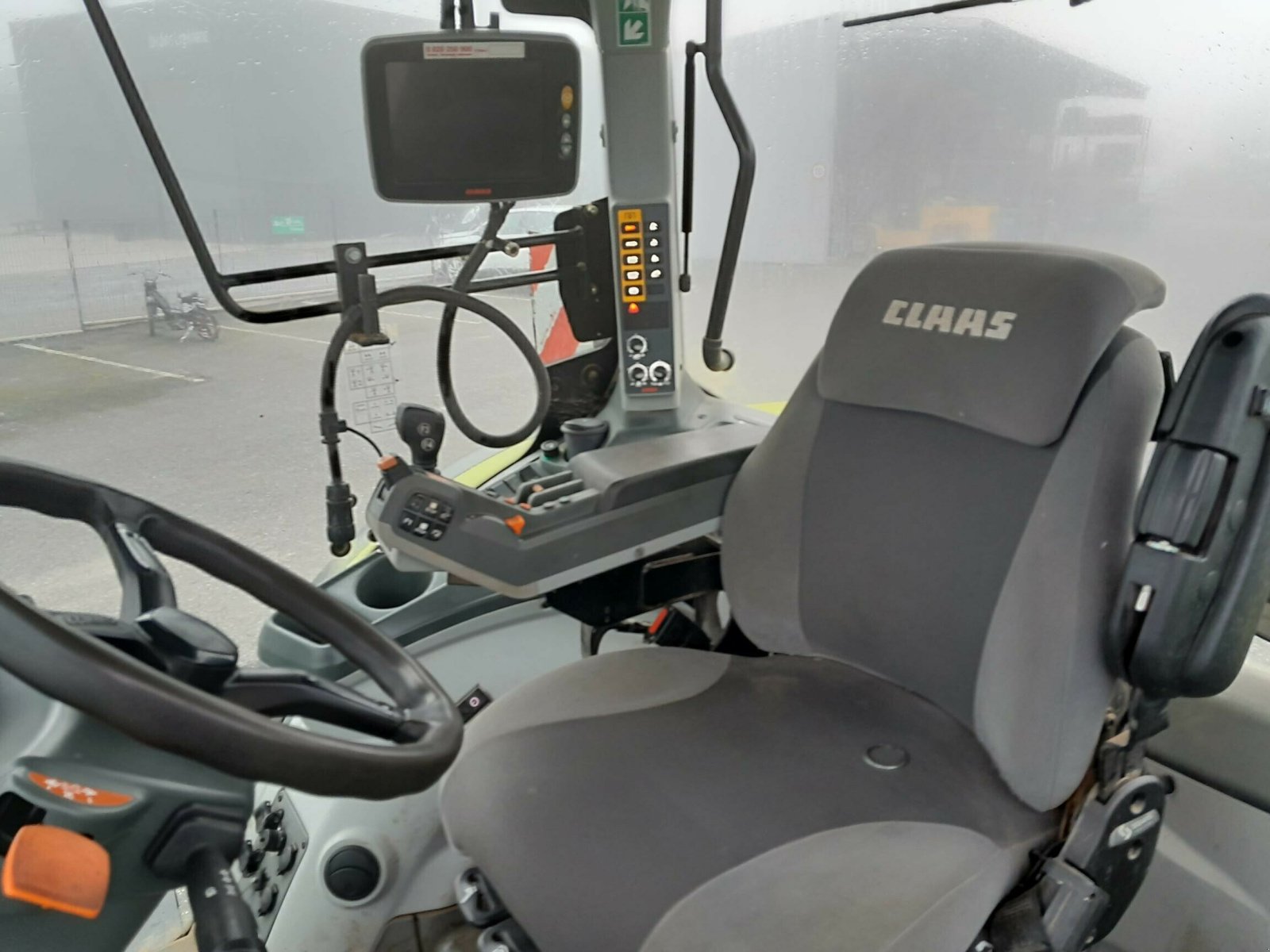 Traktor des Typs CLAAS ARION 630 CMATIC, Gebrauchtmaschine in Charnay-lès-macon (Bild 9)